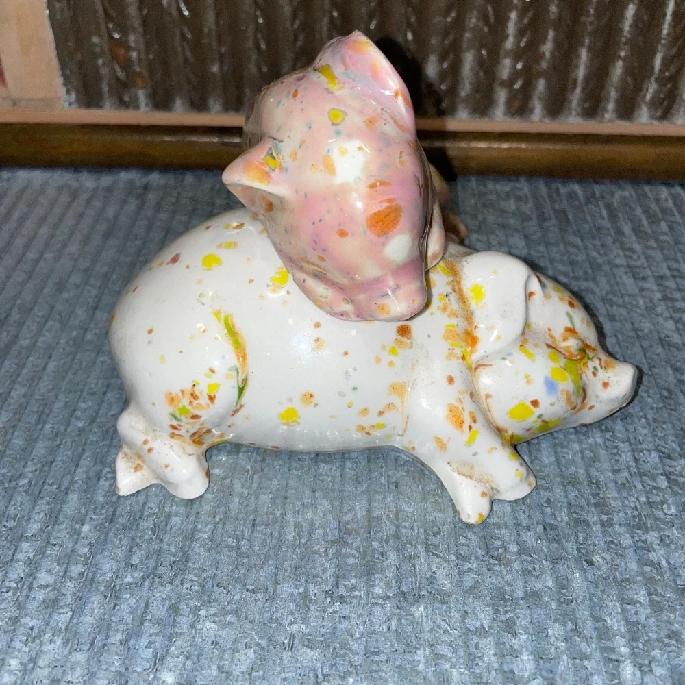 Vintage‎ Nesting Farmhouse Speckled Resting Pigs Ceramic Salt & Pepper Shakers